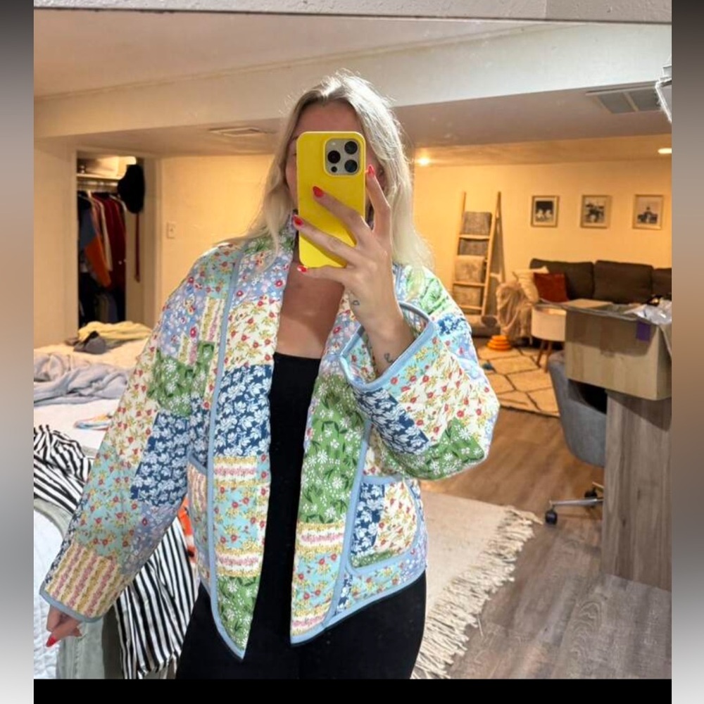 Double-Pocketed Floral patchwork
Jacket With Shaw… - image 9